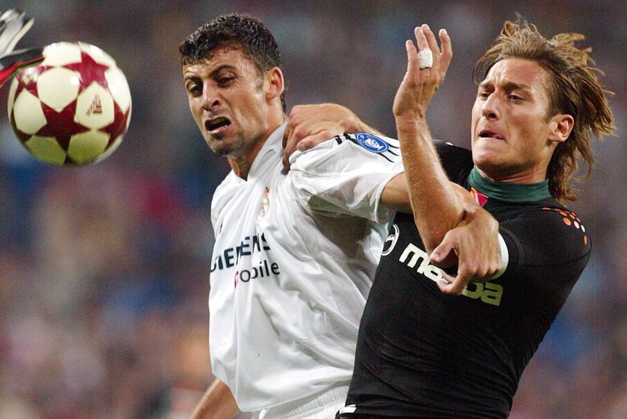 In lotta con Walter Samuel durante Real Madrid-Roma di Champions league (LaPresse)